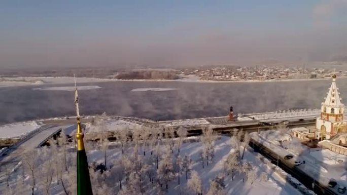 伊尔库茨克主显节教堂主教座堂。空中无人机飞行。冬季，俄罗斯城市冰雪覆盖。