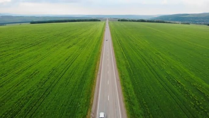 空中飞行在高速公路上，有汽车在上面行驶。使用无人机修复交通违规行为。概念