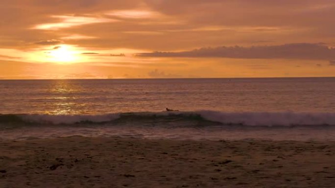 奈瑟海公共海滩。泰国普吉岛，普吉岛著名的冲浪点，日落时分的奈颂海海滩。泰国，普吉岛