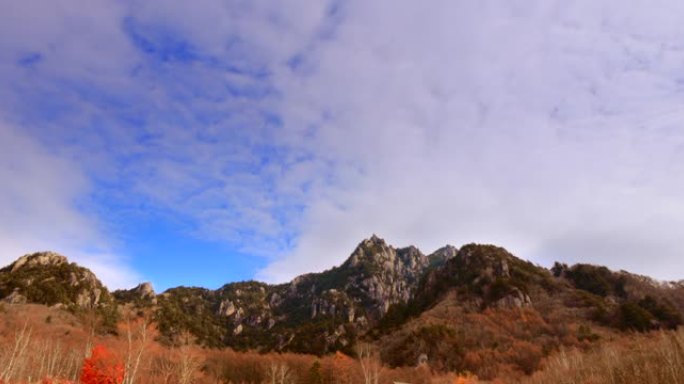 Mizuaki山，一座充满秋天树木的岩石的山