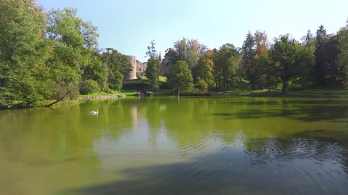 拉脱维亚西斯城堡的城市湖