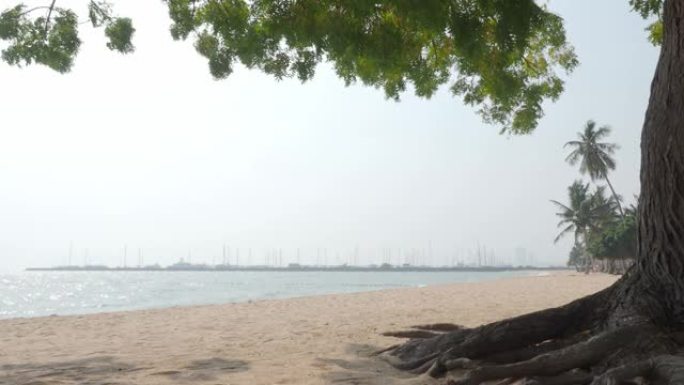 海滩海浪和蓝天。大海随风飘扬。静态摄像机记录。蓝海的涟漪。芭堤雅海滩是泰国著名的海滩之一。代表暑假放
