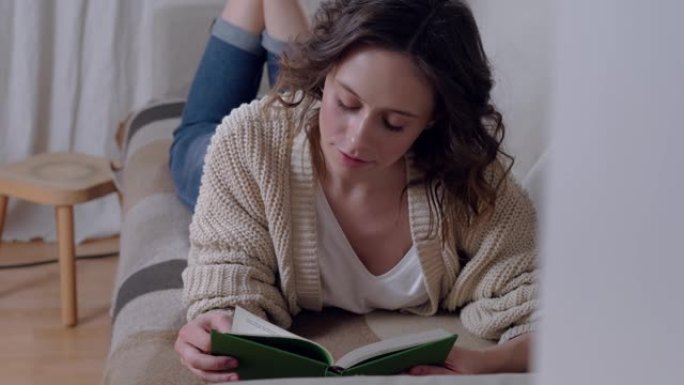 年轻女子在舒适的公寓里读书