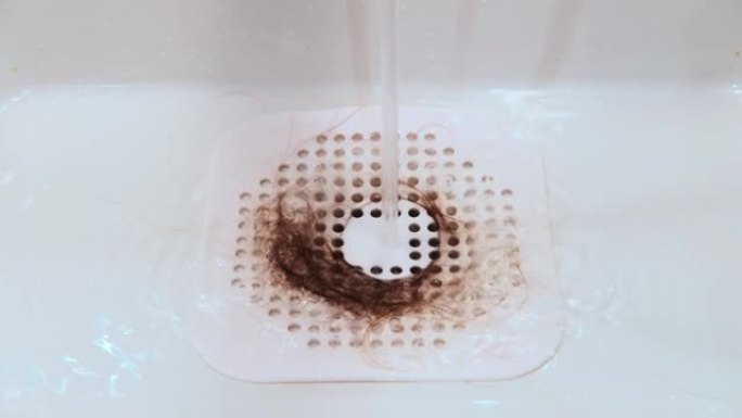 长发放在保护性硅胶网格中，用于排出浴缸或水槽中的水