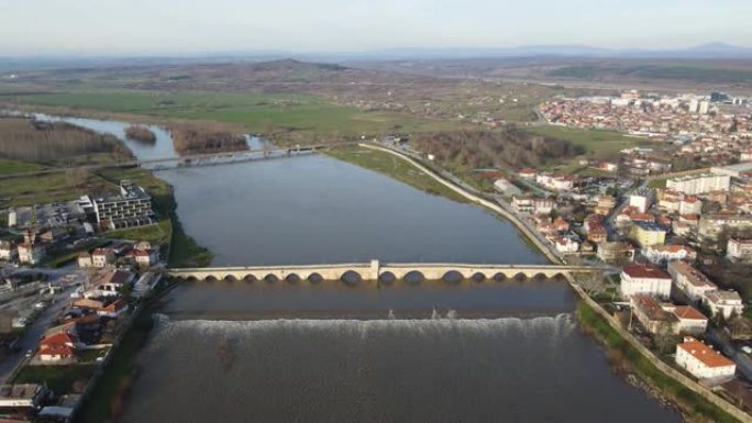 保加利亚斯维伦格勒镇马里察河上十六世纪穆斯塔法帕夏桥 (旧桥) 的鸟瞰图
