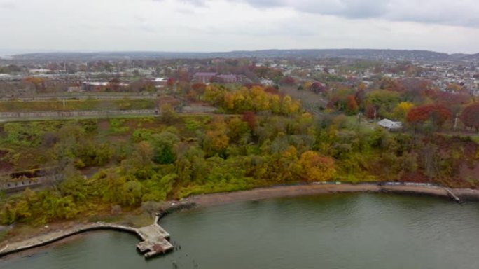 纽约史泰登岛美丽的秋叶冯布里森公园。5k空中无人机视频