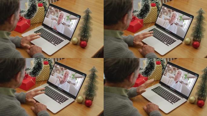 圣诞节期间，白人高级男子与高级女性朋友进行视频通话