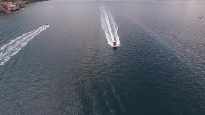 摩托艇沿着科托湾航行。鸟瞰图