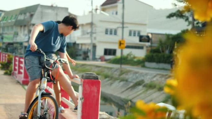亚洲儿童骑自行车一起看风景，生活方式理念。