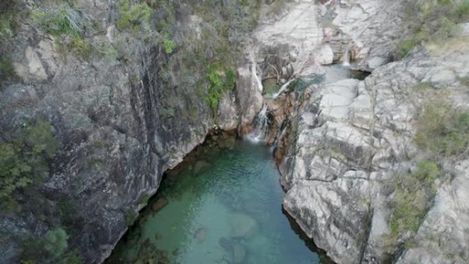 葡萄牙盖尔斯国家公园波特拉多霍姆瀑布清澈的海水