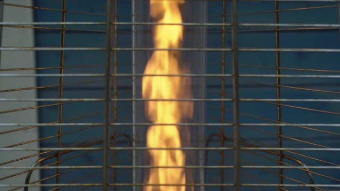 在露台上工作的燃气室外加热器中着火。钢金属金字塔