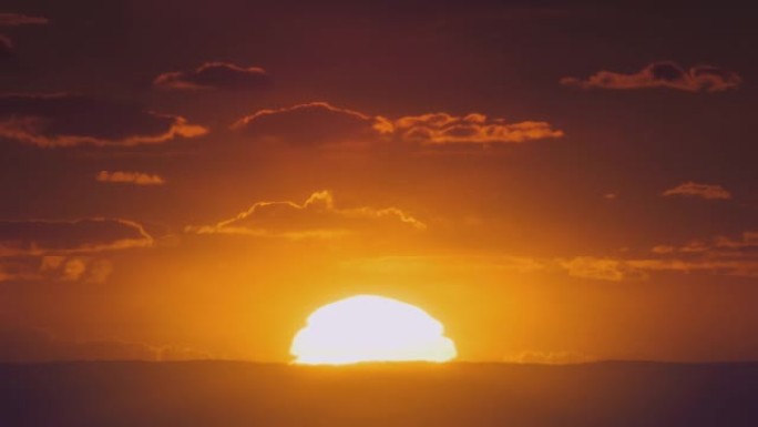 非洲日落时间流逝，有大太阳和背光云。电影4k镜头。