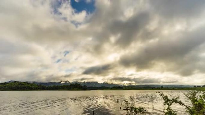 天蓝云云的Transquil湖在早晨，Timelaspe视频