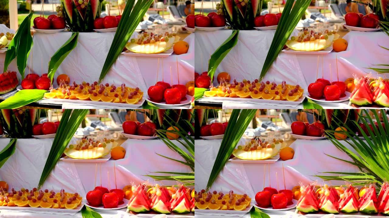 餐桌上的水果制成的自助餐。选择性聚焦。食品。