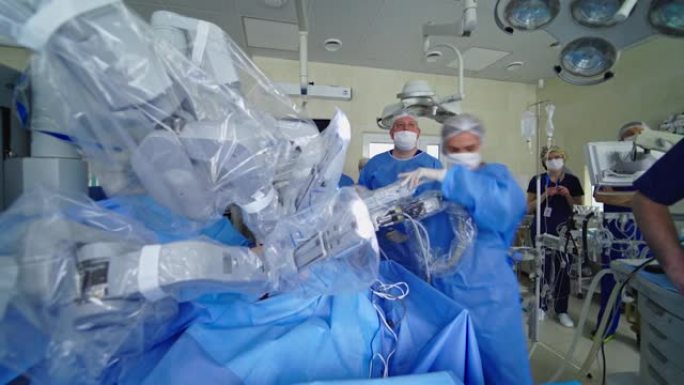 现代外科系统。在手术室用医疗机器人操作。微创机器人手术。