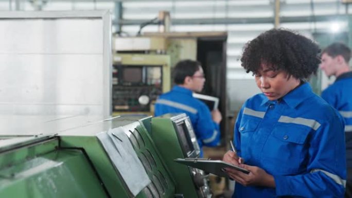 女性非裔美籍机械工程师操作数控铣床的安装过程，女性技术员工作在生产金属产品的进度线