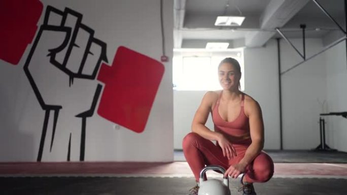 高加索女运动员，准备在现代健身房开始哑铃锻炼