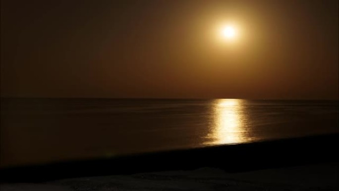 延时。月亮之路。夜晚。月亮在海上升起