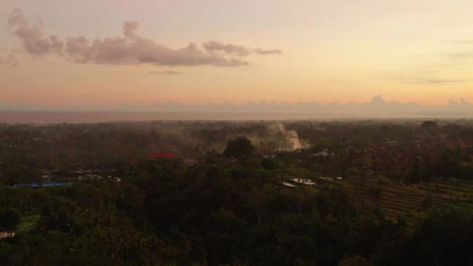 日落时间巴厘岛著名米台村生活空中全景4k印度尼西亚