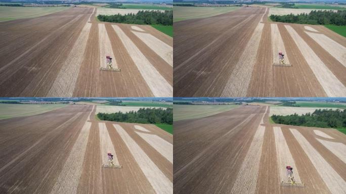 用耙在田里的大型履带式拖拉机使土壤松动。捷克领域的现代农业机械。