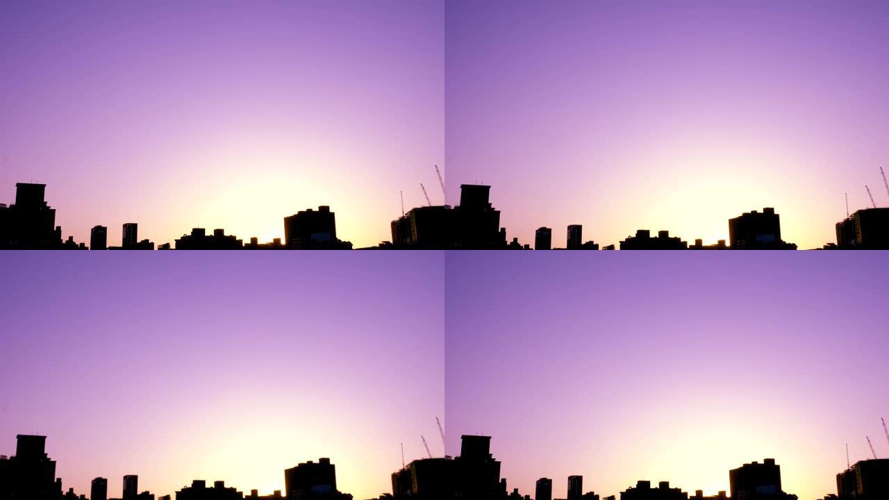 日落风景与城市的建筑轮廓。天空的色温接近紫色。