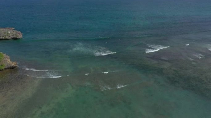 巴厘岛著名的努沙杜瓦海滩海岸线航空全景4k印度尼西亚