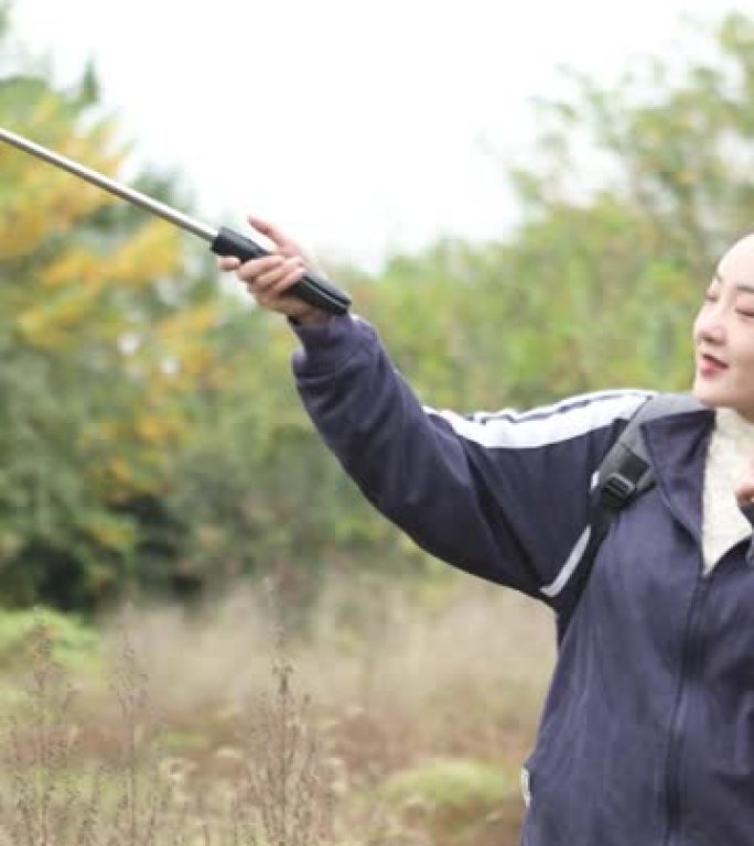 一位亚洲美女在户外旅行中现场自拍。