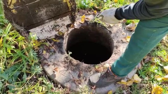 工人在院子里打开化粪池舱口，4k视频