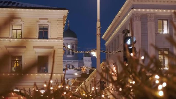 赫尔辛基市中心街道上的圣诞装饰