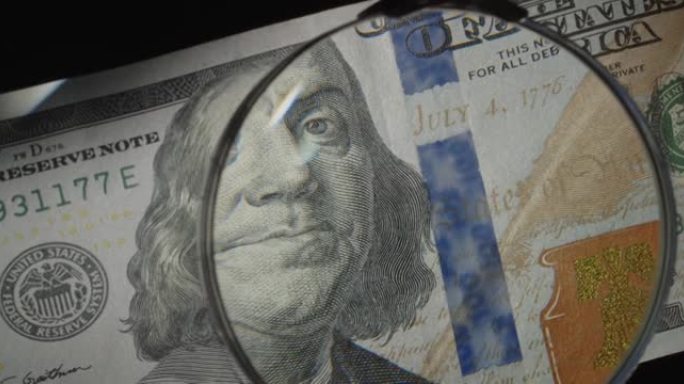 本杰明·富兰克林 (Benjamin Franklin) 在旧的100美元钞票上缓慢旋转