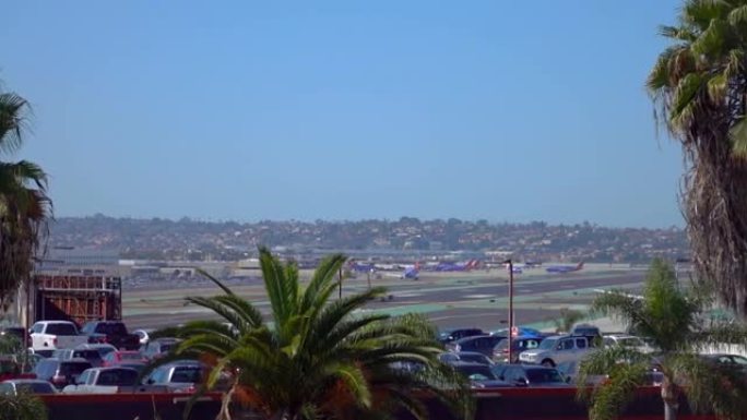 飞机以慢动作60fps在加利福尼亚的机场跑道上等待启动
