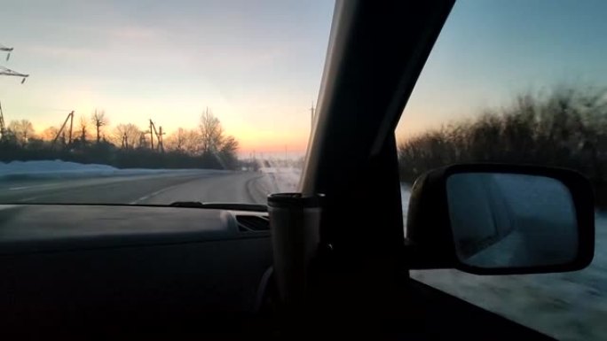 日出时在迷雾路骑汽车，视野不佳