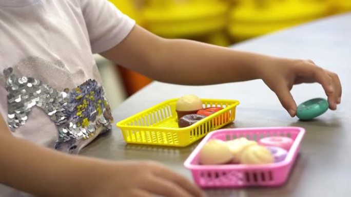 小孩子在餐桌上玩甜甜圈玩具