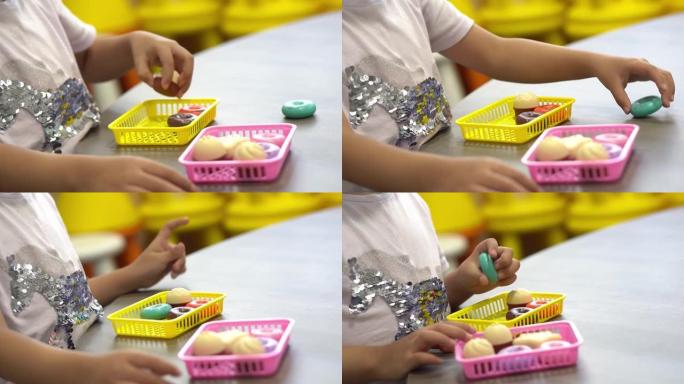 小孩子在餐桌上玩甜甜圈玩具