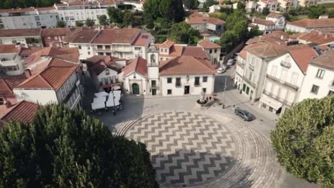 葡萄牙阿鲁卡村的中心广场和米塞里科迪亚教堂。空中自上而下盘旋