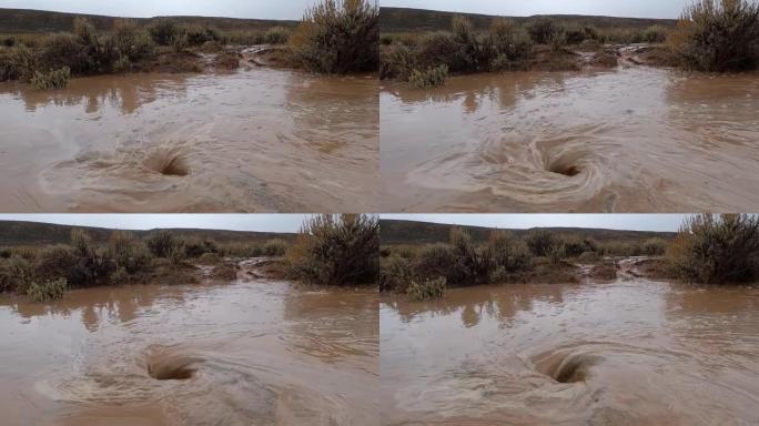 怀俄明州暴风雨过后，沙漠中的泥泞雨水漩涡