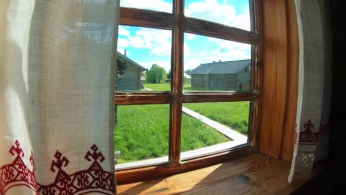 斯拉夫木制小屋的窗户。旧斯拉夫庄园的内部装饰。