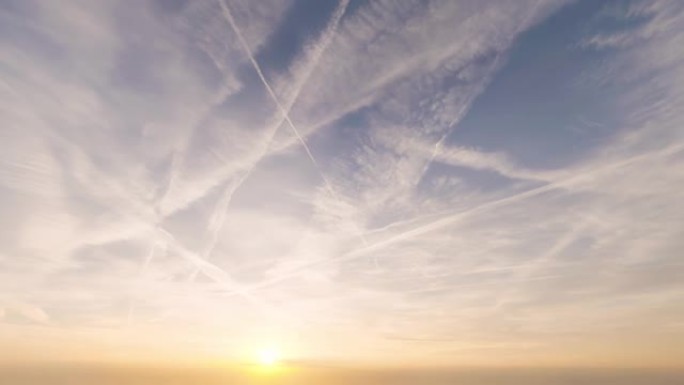 飞机凝结在天空中的广角全景