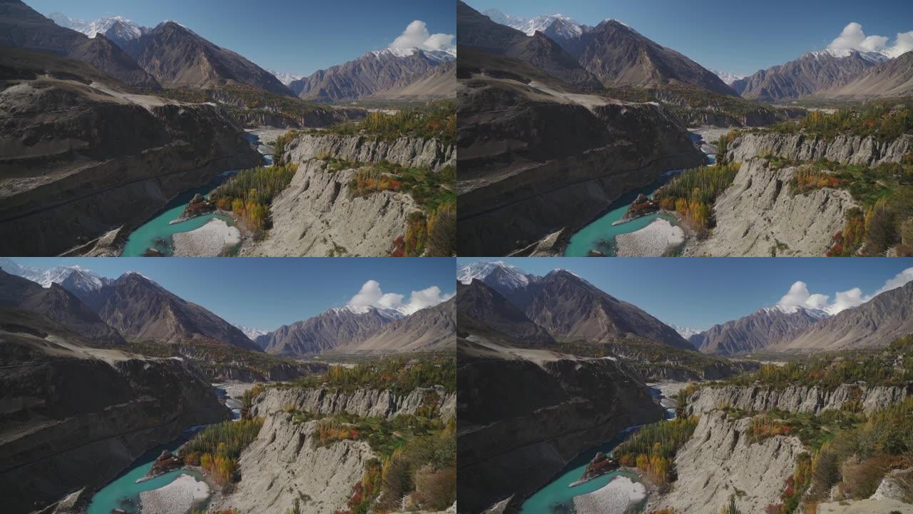秋季喜马拉雅山的河流