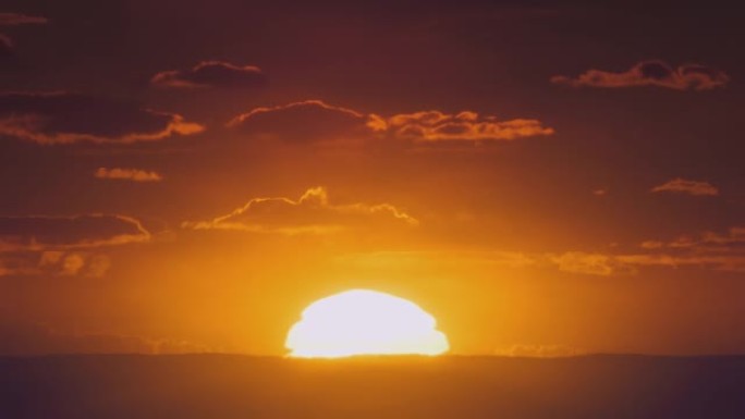 非洲日落时间流逝，有大太阳和背光云。电影4k镜头。