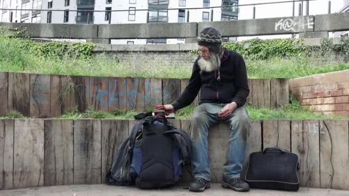 被遗弃和拒绝的老人在街上喝热茶: 无家可归的生活