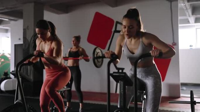 健身房训练课外国人锻炼身体视频素材