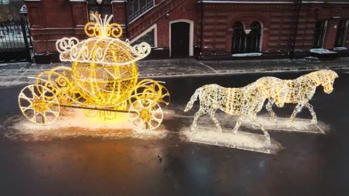 马和花环马车，金色圣诞街装饰。