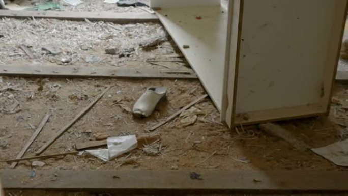 爱沙尼亚被毁房屋地板上的污垢和垃圾