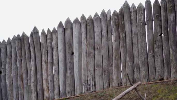 木屋的旧木墙。木桩做的栅栏。