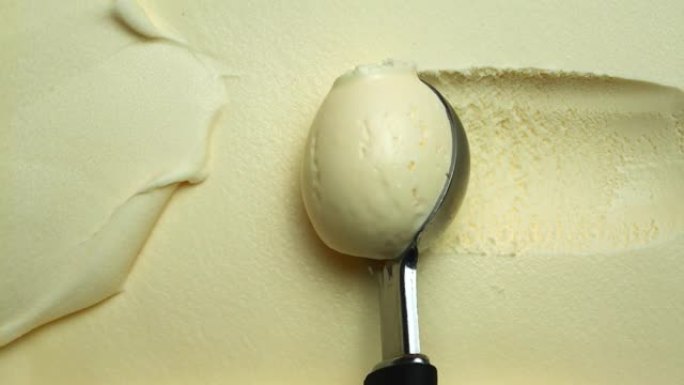 特写，Slomotion，香草冰淇淋的质地用勺子sc起。