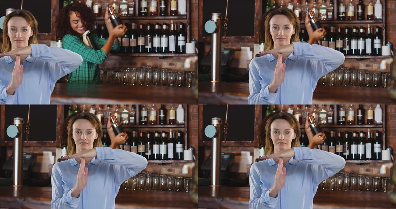 动画的白人妇女做时间的手势，在酒吧女招待准备鸡尾酒
