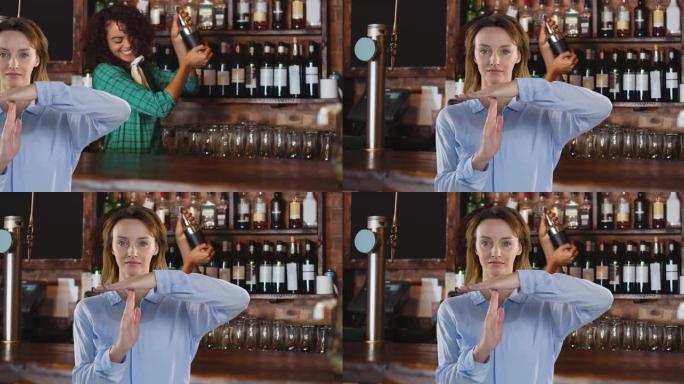 动画的白人妇女做时间的手势，在酒吧女招待准备鸡尾酒
