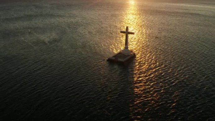 菲律宾卡米金岛沉没的墓地十字架