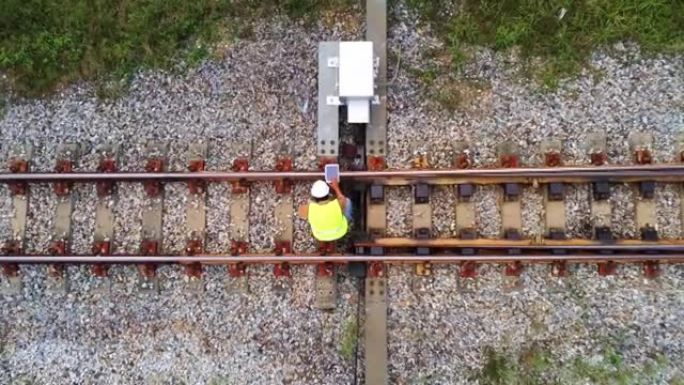 Arial view照片显示工程师正在检查和检查施工过程铁路开关和检查火车站工作。穿着安全制服和安全